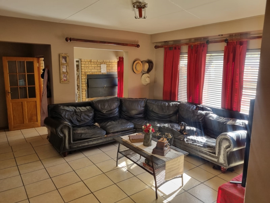 To Let 4 Bedroom Property for Rent in Langenhovenpark Free State